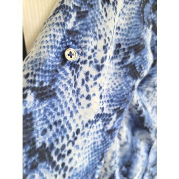 White House Black Market 2 Silk Blue Animal Print Blouse Size 2 Button Front - Picture 5 of 5